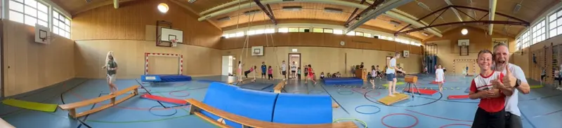 Weiter Blick in die Turnhalle mit blauen Matten am Boden