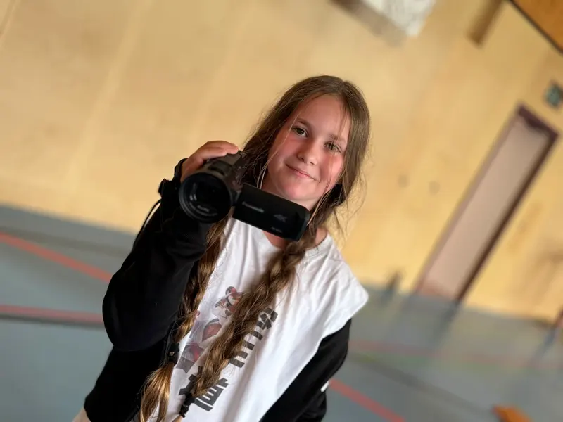 Kind hält eine Kamera vor das Gesicht
