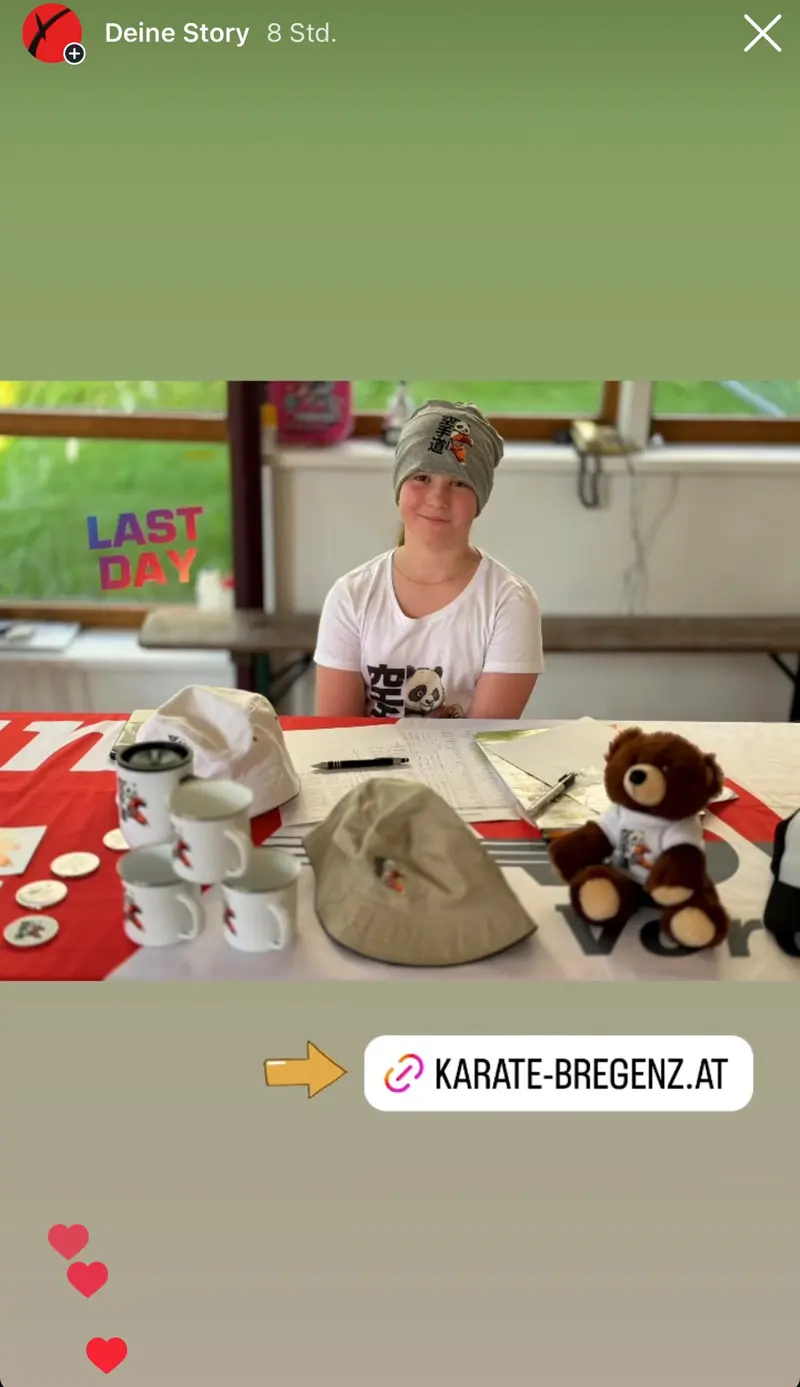 Kind sitzt an einem gedeckten Tisch mit Teegeschirr und Teddybär