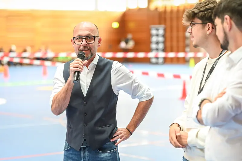 Person mit Mikrofon spricht, weitere Person daneben
