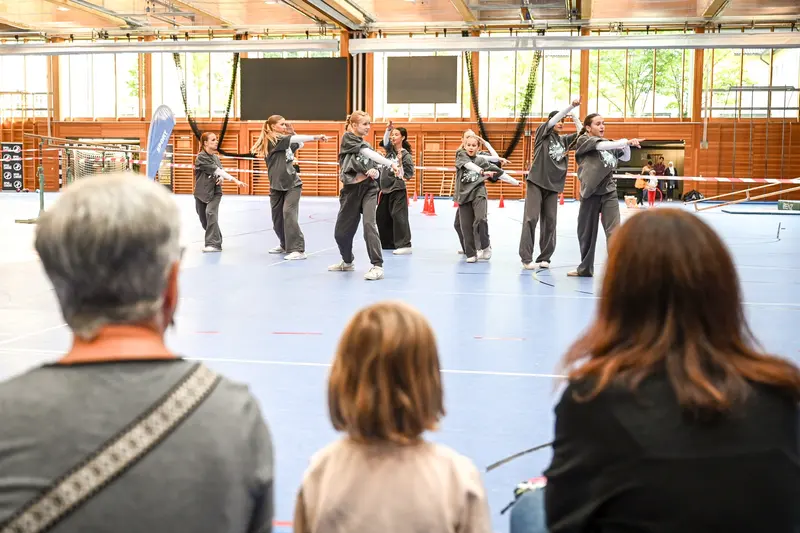 Kinder in Karategi üben vor Zuschauern in der Halle