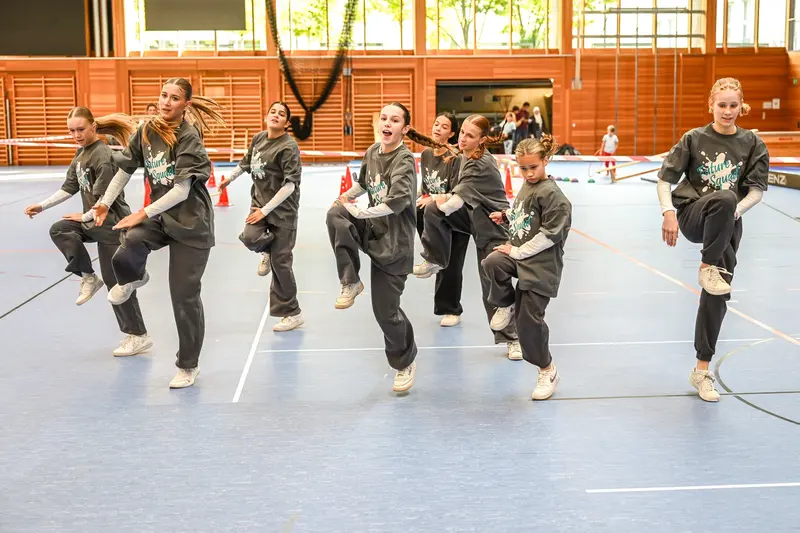 Gruppe im Karategi führt synchronen Tritt aus