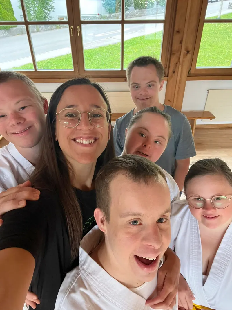 Fünf Personen posieren eng zusammen für Selfie