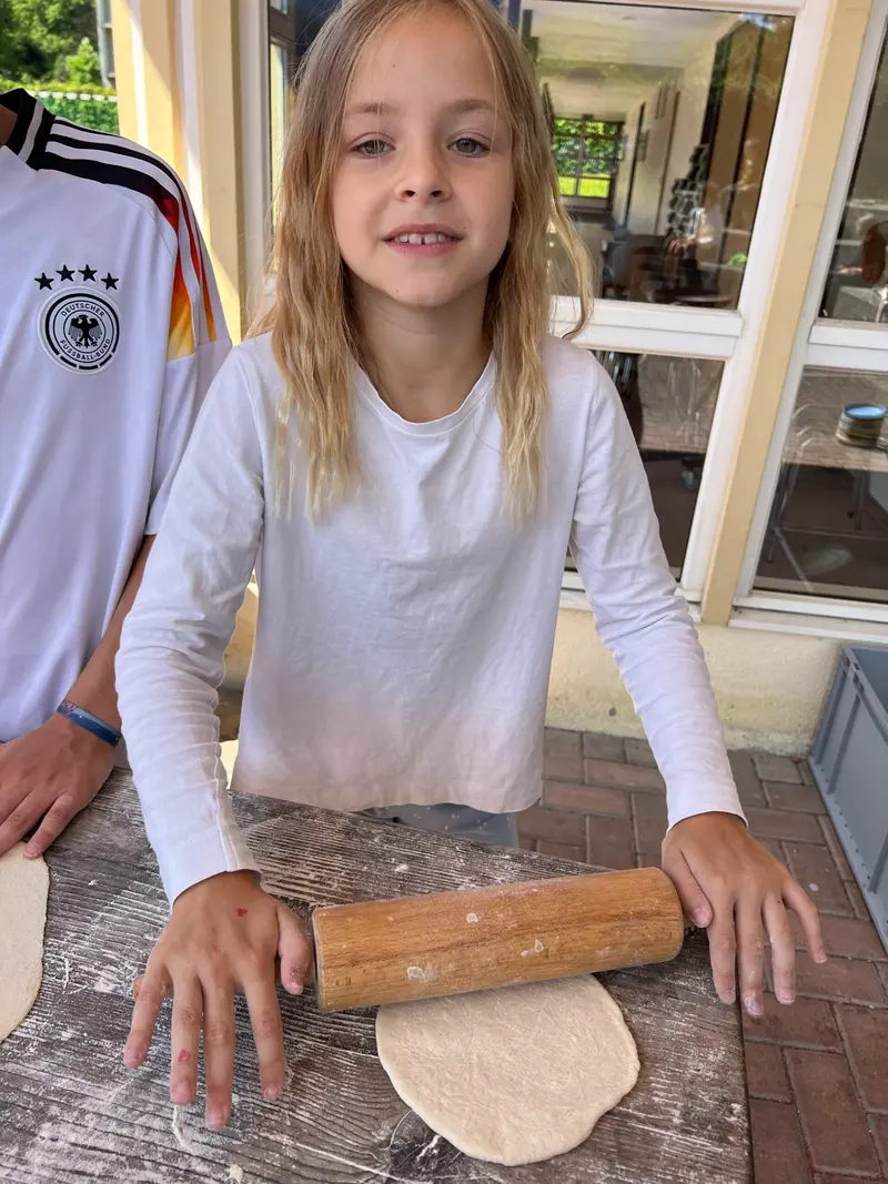 Kind lehnt lächelnd an einem Treppengeländer