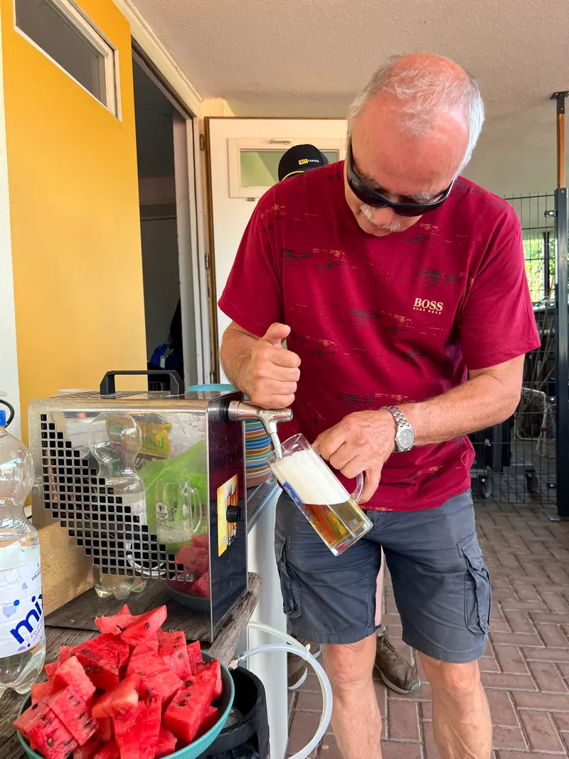 Person zapft ein Getränk aus einem Getränkespender.
