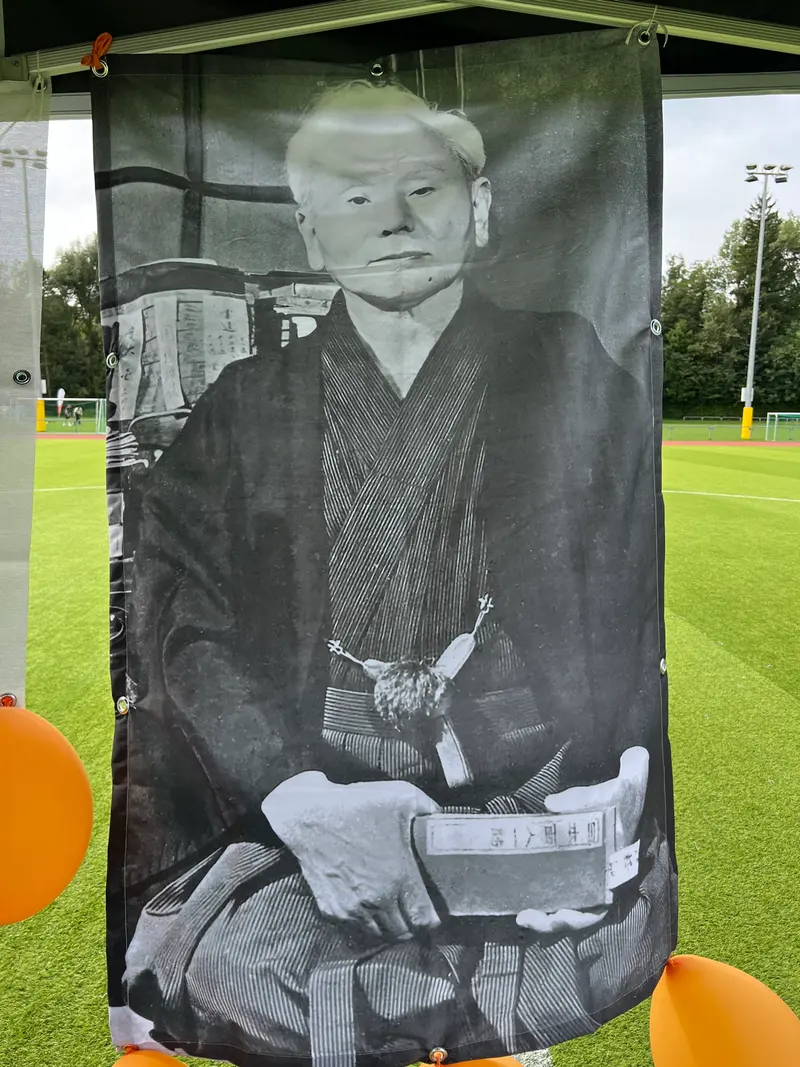 Schwarz-weißes Plakat zeigt historische Aufnahme einer Karate-Übung