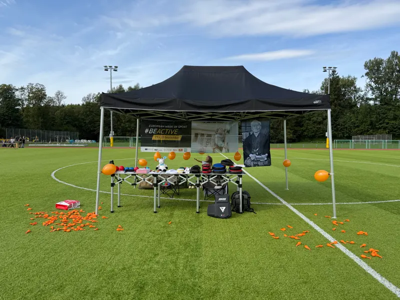 Pavillonzelt mit Ausrüstung auf leerem Sportplatz