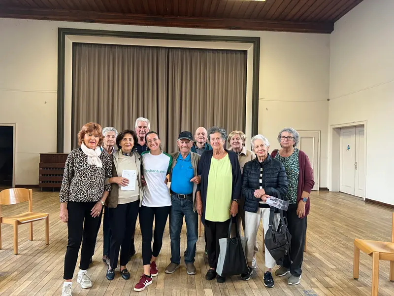Gruppe steht für ein gemeinsames Foto in einem Saal