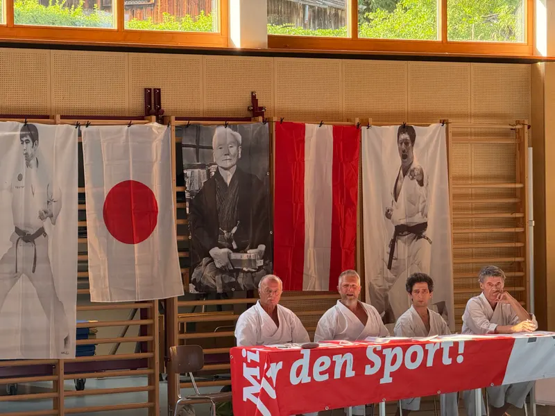 Sporthalle mit Flaggen und besetztem Prüfertisch