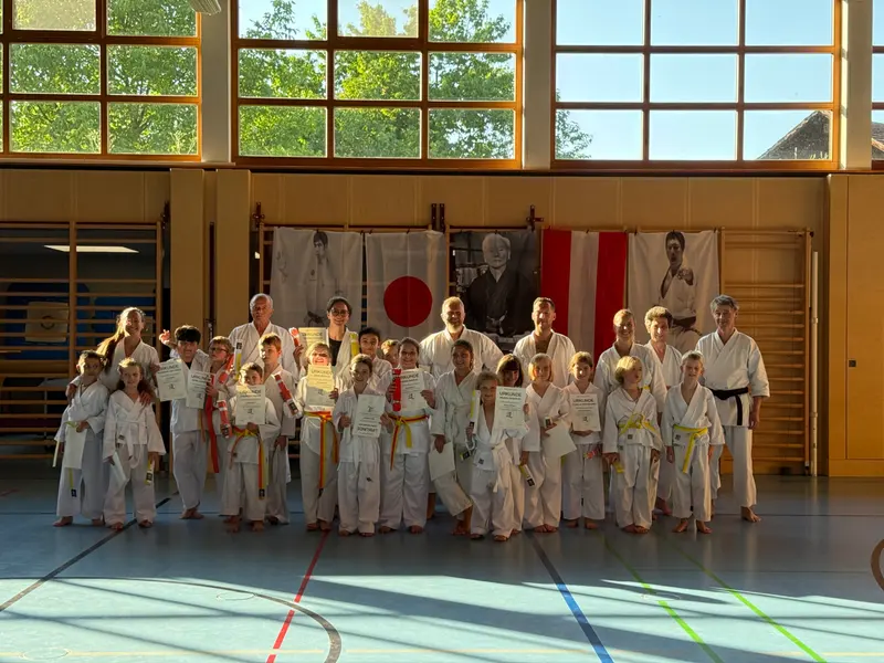 Große Gruppe im Karategi posiert für ein Gruppenfoto