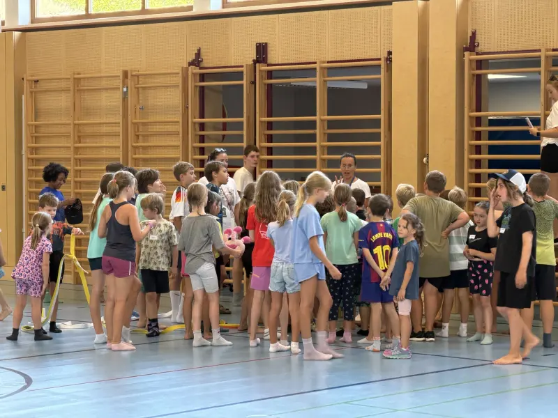 Kindergruppe versammelt sich in der Turnhalle
