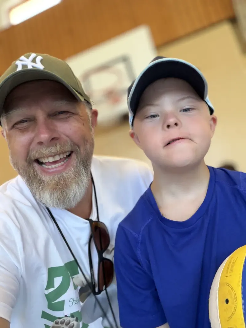 Betreuer und Kind lächeln für ein Selfie