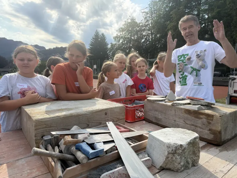 Kinder lauschen im Gegenlicht Erklärungen im Freien