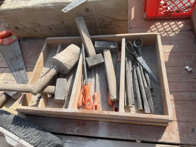 Werkzeugkiste mit Hammer, Meißel und Feilen