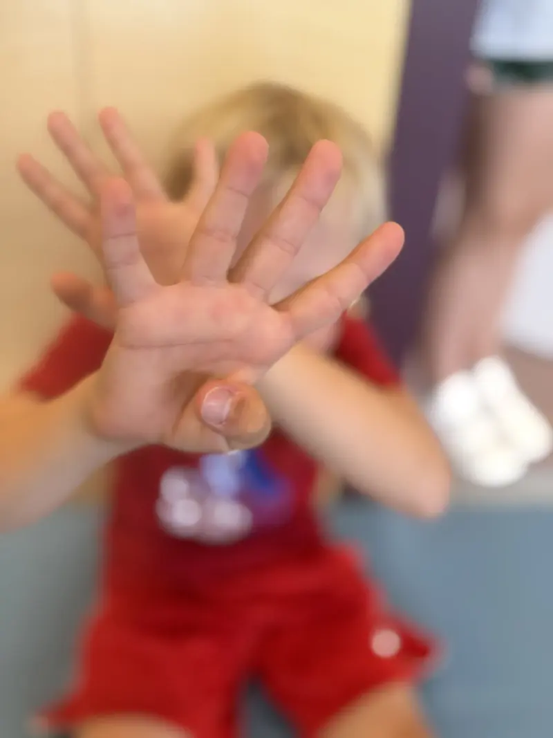 Kind streckt unscharf die Hand zur Kamera