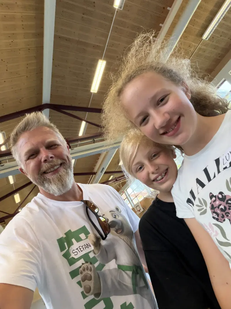 Mann und zwei Kinder lächeln für ein Selfie