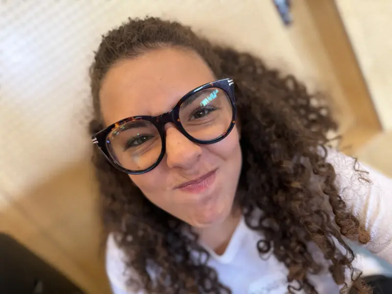 Kind mit Brille lächelt in die Kamera