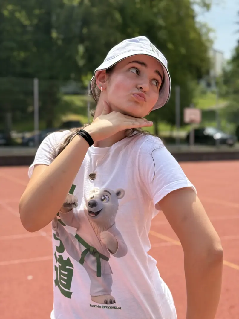 Frau mit Sonnenhut blickt zur Seite