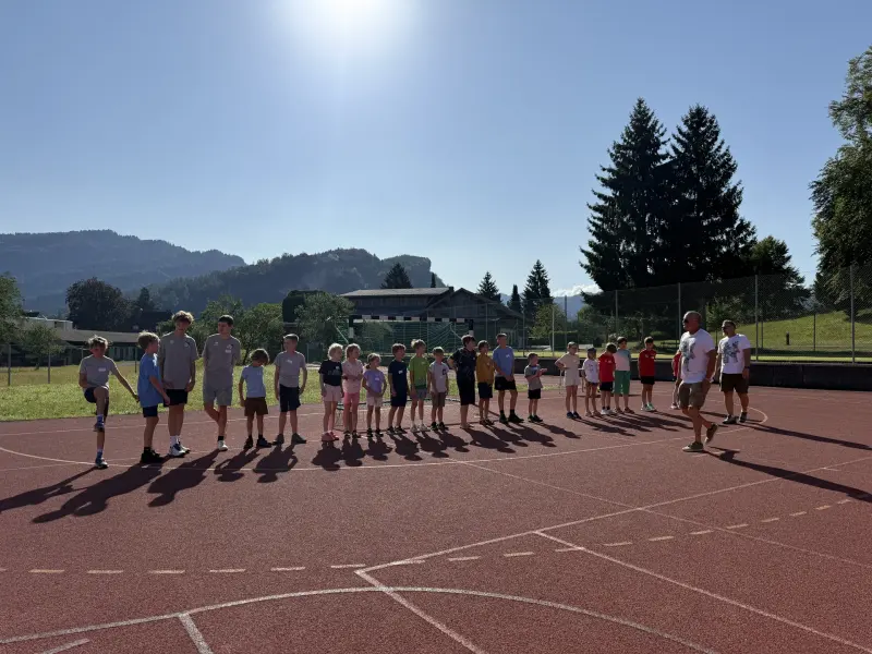 Gruppe steht in einer Reihe auf der Laufbahn