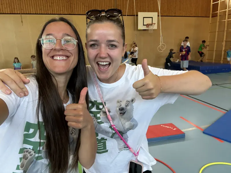 Zwei Frauen machen ein Selfie in der Sporthalle
